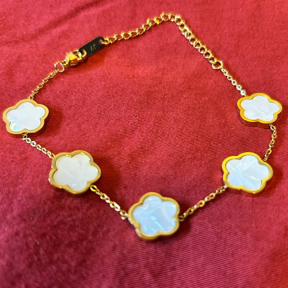 Elegant Gold and White Clover Bracelet